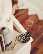 將圖片載入圖庫檢視器 Luna Sundara Modelo Mano Incense Holder | 秘魯手工陶瓷線香座