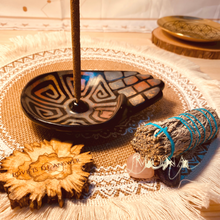 將圖片載入圖庫檢視器 Luna Sundara Modelo Mano Incense Holder | 秘魯手工陶瓷線香座