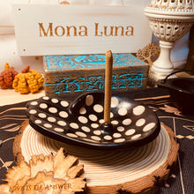 將圖片載入圖庫檢視器 Luna Sundara Modelo Mano Incense Holder | 秘魯手工陶瓷線香座