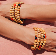 將圖片載入圖庫檢視器 Luna Sundara Palo Santo and Huayruro Necklace |秘魯聖木頸串 (8mm)