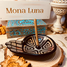 將圖片載入圖庫檢視器 Luna Sundara Modelo Mano Incense Holder | 秘魯手工陶瓷線香座
