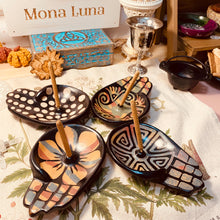 將圖片載入圖庫檢視器 Luna Sundara Modelo Mano Incense Holder | 秘魯手工陶瓷線香座

